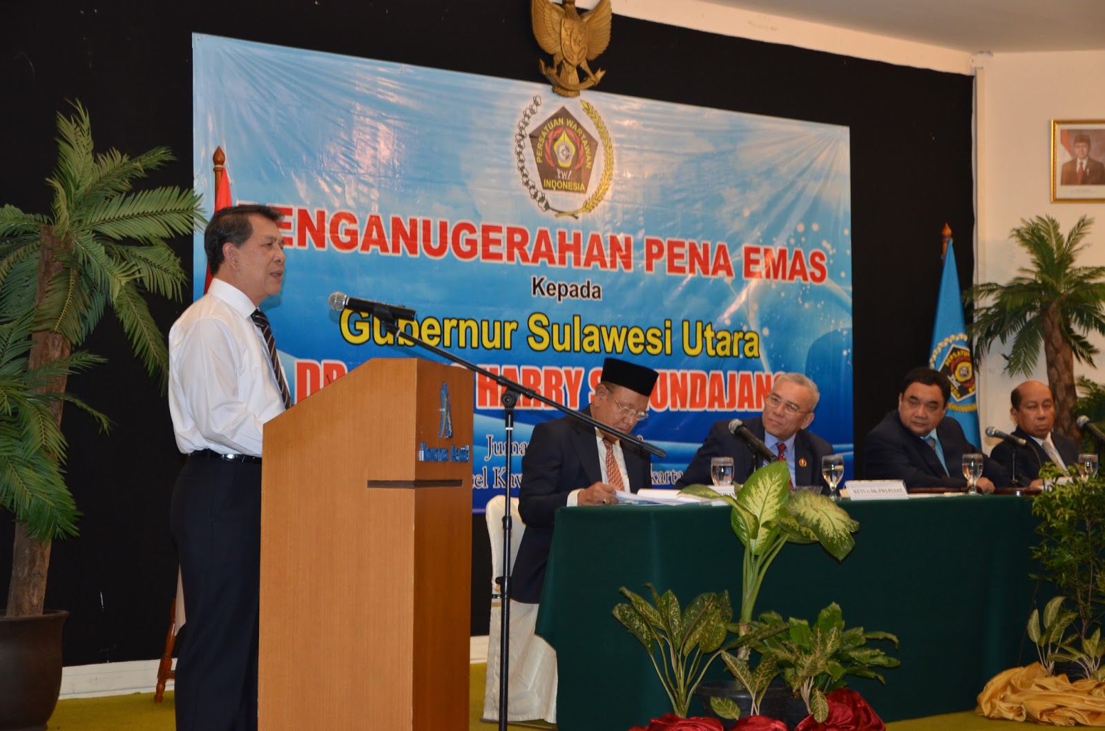 SHS Terima Penghargaan Pena Emas